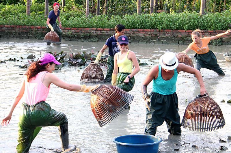 Hinh anh minh hoa ky niem ca nhan lien quan den viec nhin thay hoac tim hieu ve mot la co quoc gia khi di du lich